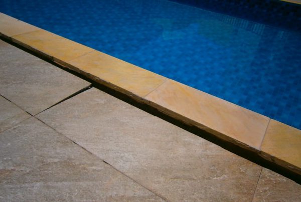 Vista do recalque diferencial em toda a área do deck pertencente ao berço da piscina em área comum inspecionada, mais precisamente durante Auto Vistoria Predial.