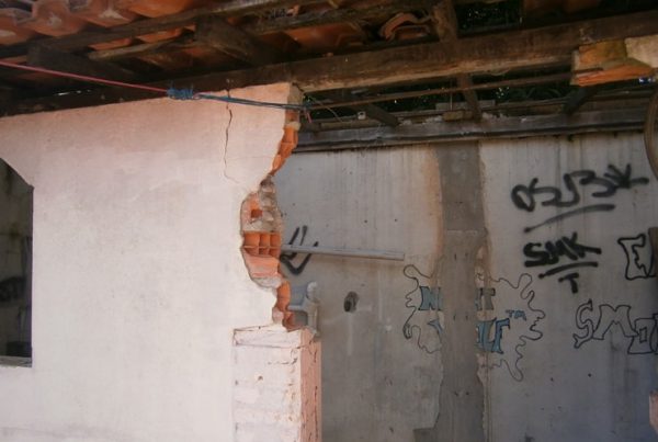 Foto nº 01 – Vista da porta arrancada e das paredes internas pichadas num imóvel locado e que se encontram absolutamente depredadas pelo abandono do Inquilino, mais precisamente em um imóvel residencial.